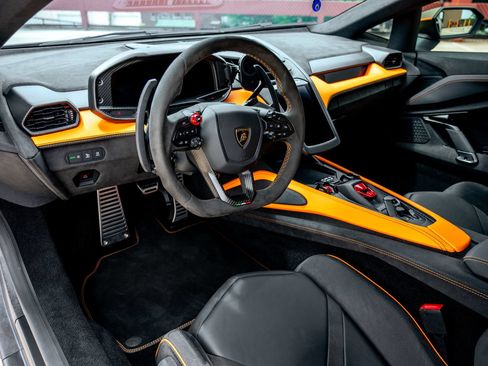 Used 2025 Lamborghini Revuelto AWD/4WD image 22