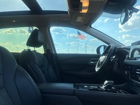 Certified 2025 Nissan Rogue Platinum FWD image 27