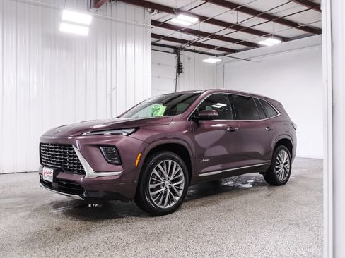 Used 2026 Buick Enclave Avenir w/ LPO, Floor Liner Package AWD/4WD image 3