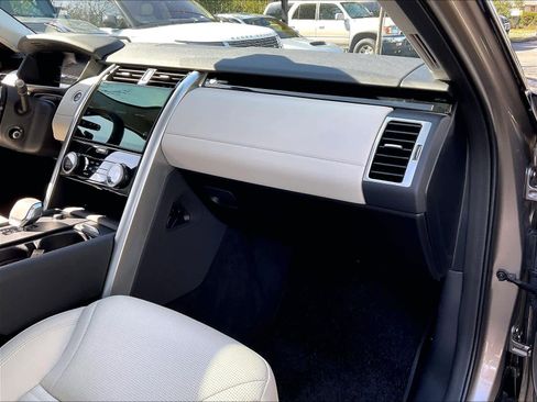 Used 2025 Land Rover Discovery S AWD/4WD image 17