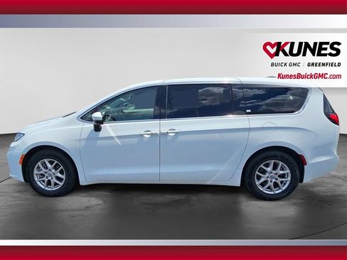 Used 2023 Chrysler Pacifica Touring-L FWD image 9