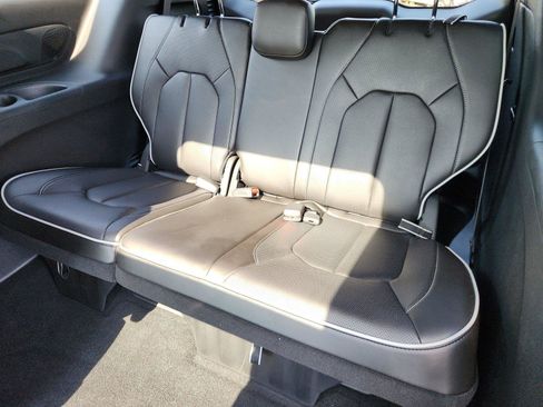 Used 2027 Chrysler Pacifica Limited FWD image 16