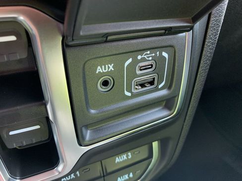 New 2025 Jeep Gladiator Rubicon w/ Technology Group image 16