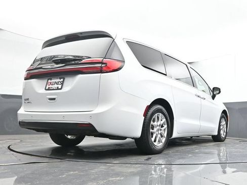 Used 2023 Chrysler Pacifica Touring-L FWD image 45