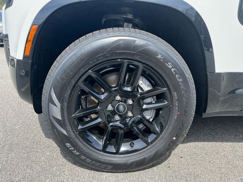 New 2025 Land Rover Defender 110 X-Dynamic SE image 9