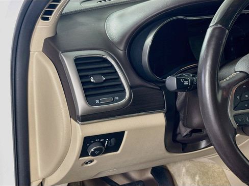 Used 2018 Jeep Grand Cherokee Overland AWD/4WD image 4