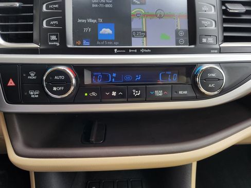 Used 2018 Toyota Highlander Limited FWD image 18