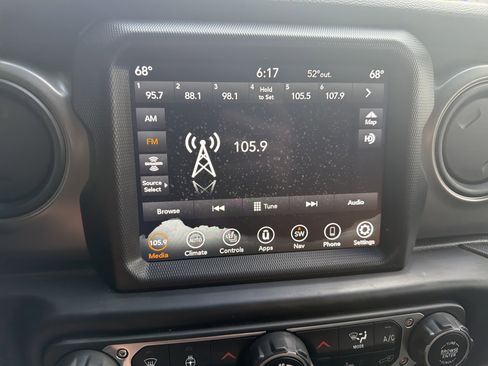 Used 2023 Jeep Gladiator Sport AWD/4WD image 25