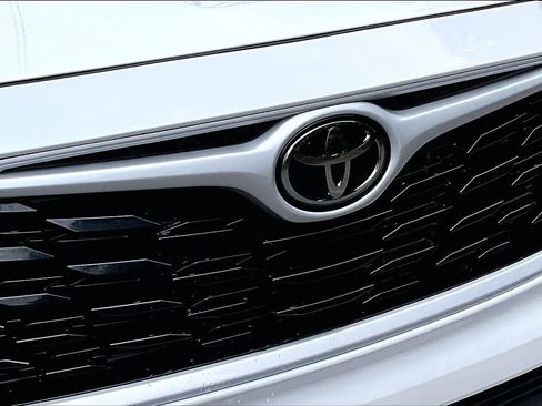 Used 2025 Toyota Highlander XLE FWD image 34