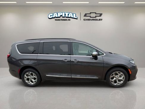 Used 2023 Chrysler Pacifica Limited image 6