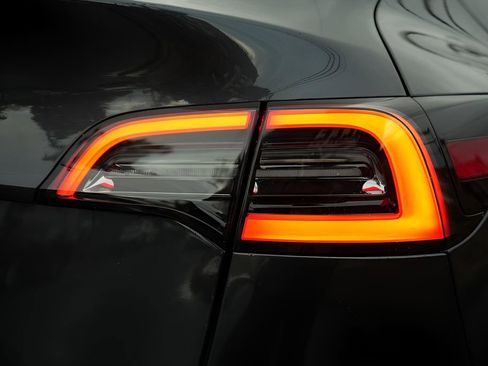 Used 2024 Tesla Model Y Long Range image 21