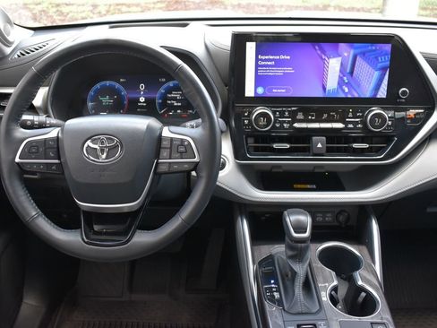 Used 2024 Toyota Highlander Platinum AWD/4WD image 3