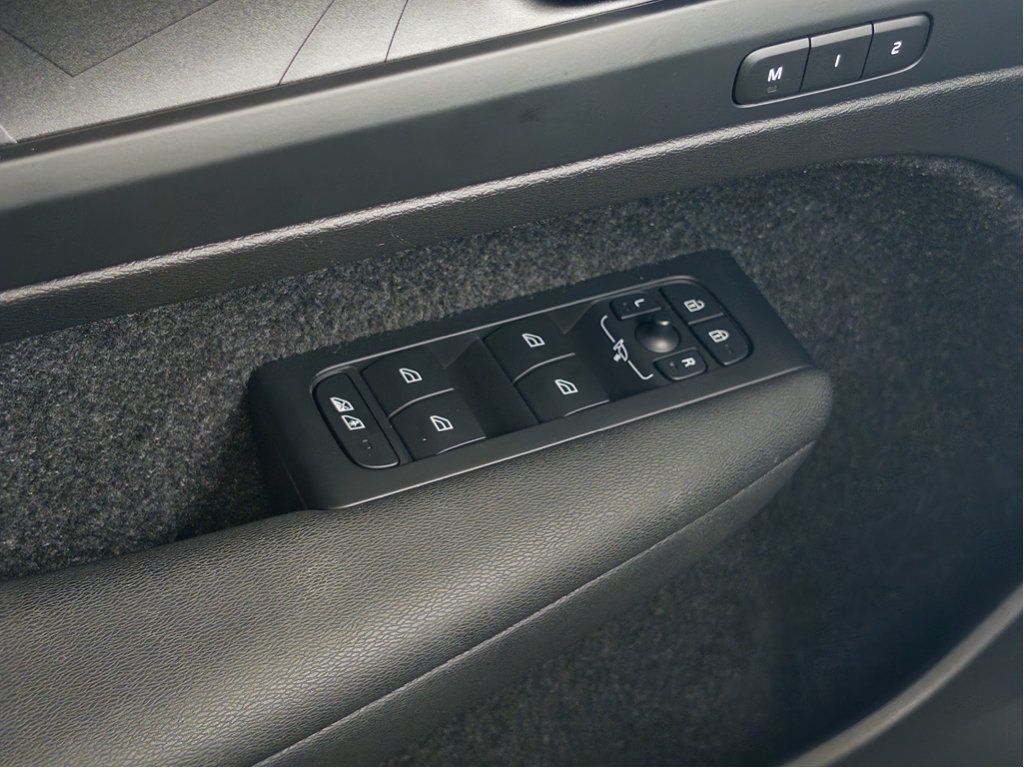 Used 2023 Volvo XC40 Recharge Ultimate w/ Protection Package Premier AWD/4WD image 8
