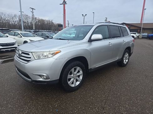 Used 2012 Toyota Highlander SE w/ Tow Pkg image 3