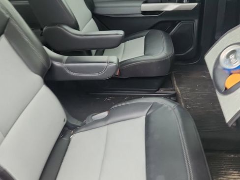 Used 2022 Ford Explorer XLT w/ Equipment Group 202A image 3