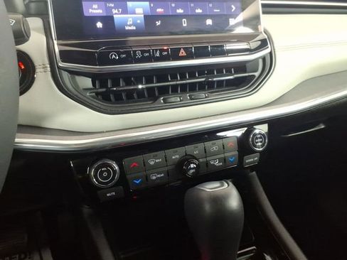 Used 2023 Jeep Compass Limited image 21