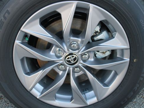 Used 2026 Toyota Sienna LE FWD image 9