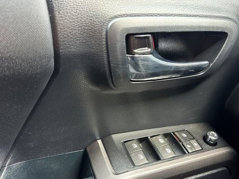 Used 2018 Toyota Tacoma TRD Sport w/ Technology Package RWD image 10