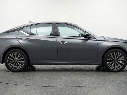 Used 2025 Nissan Altima 2.5 SV image 11