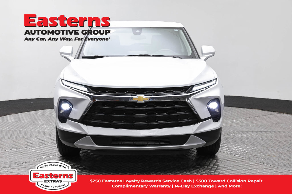 Used 2025 Chevrolet Blazer LT FWD image 3