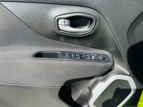 Used 2018 Jeep Renegade Latitude w/ Cold Weather Group image 9