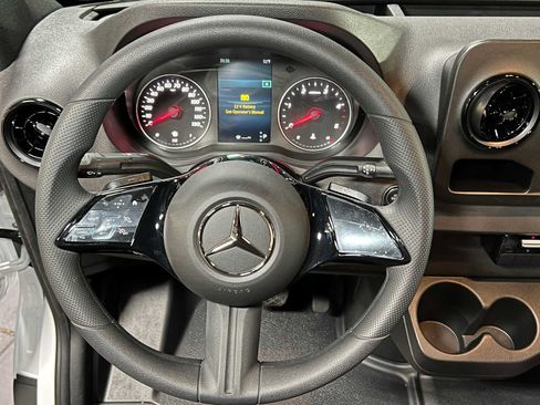 Used 2025 Mercedes-Benz Sprinter 2500 image 25
