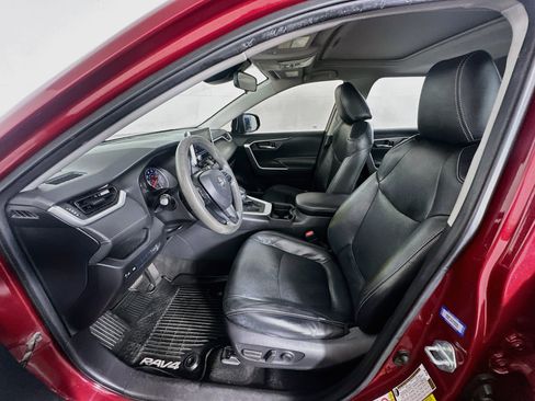 Used 2019 Toyota RAV4 XLE w/ Convenience Package FWD image 13
