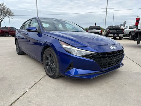 Used 2023 Hyundai Elantra SEL w/ Preferred Accessory Package image 2