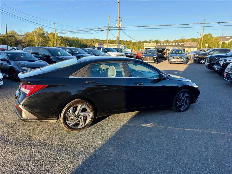 Used 2024 Hyundai Elantra Limited FWD image 4