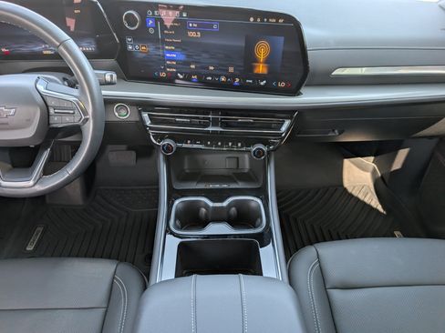 Used 2025 Chevrolet Traverse LT w/ Midnight/Sport Edition image 7