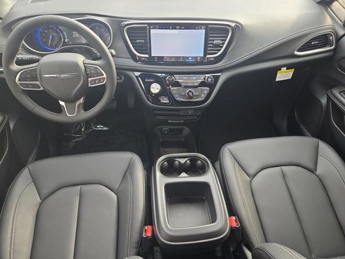 New 2026 Chrysler Pacifica Select image 12