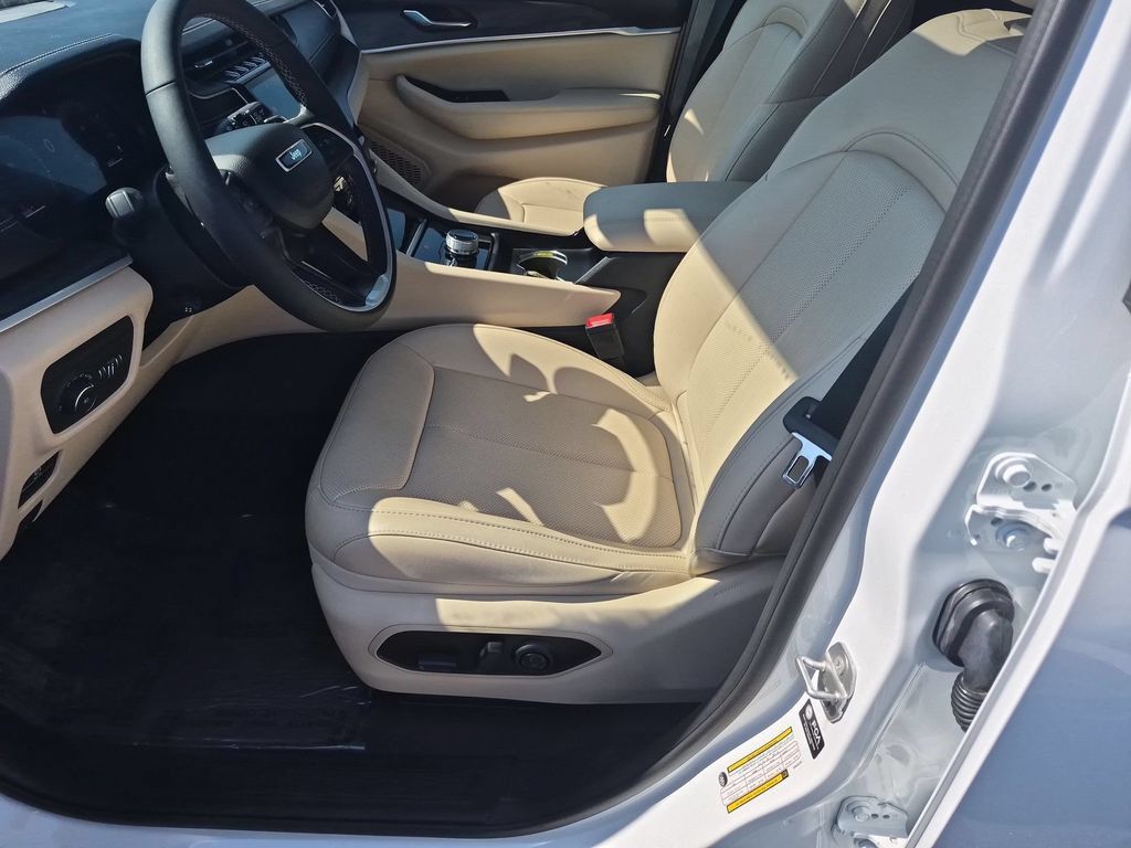 Certified 2025 Jeep Grand Cherokee Limited w/ Luxury Tech Group II AWD/4WD image 12