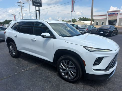 Used 2025 Buick Enclave Preferred AWD/4WD image 3