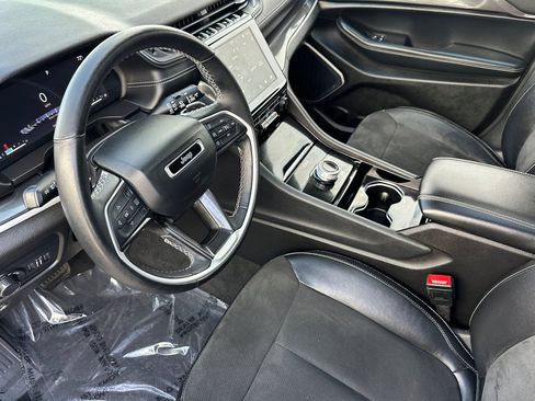 Used 2022 Jeep Grand Cherokee Altitude AWD/4WD image 10