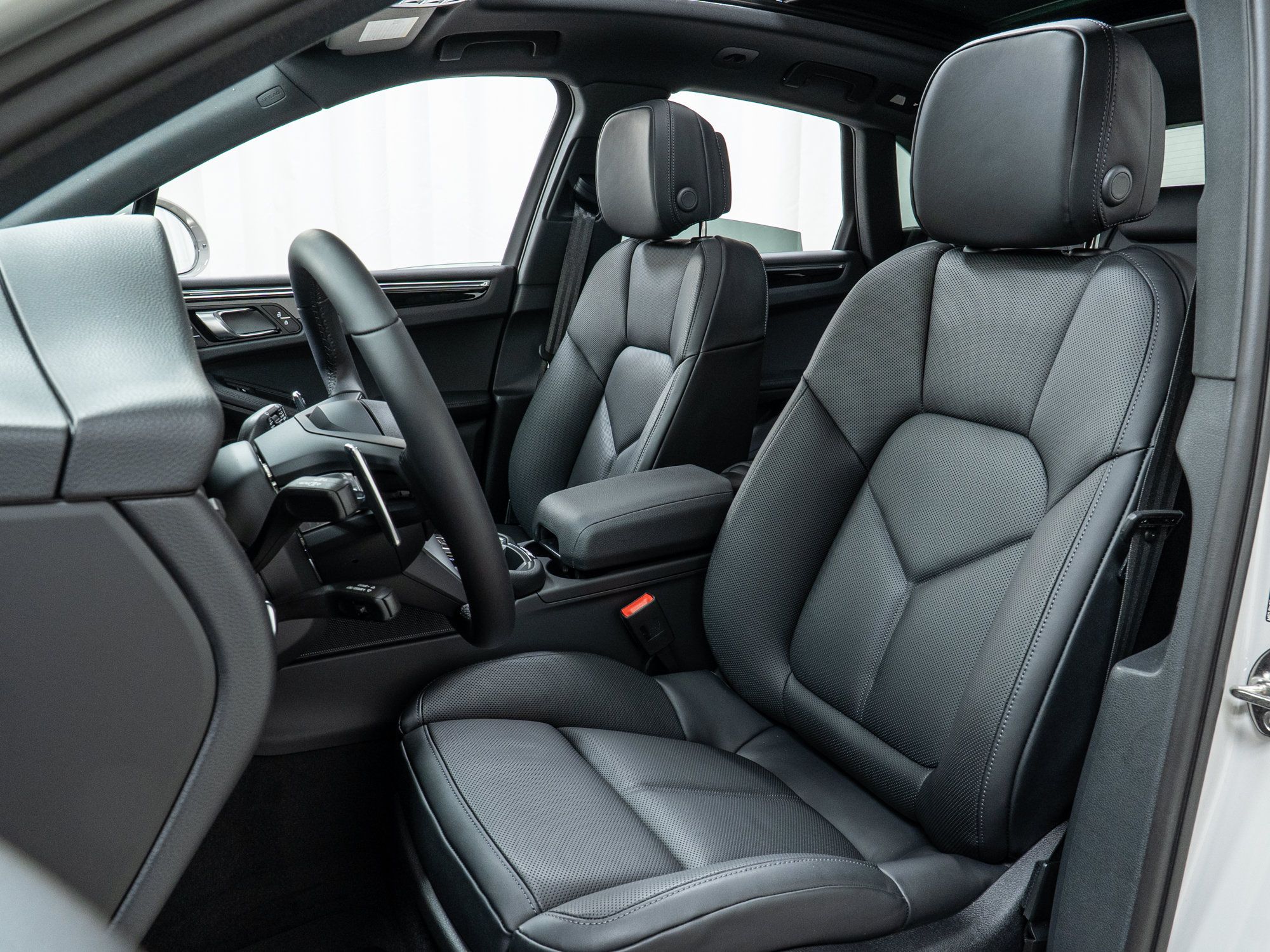 Certified 2025 Porsche Macan AWD/4WD image 17