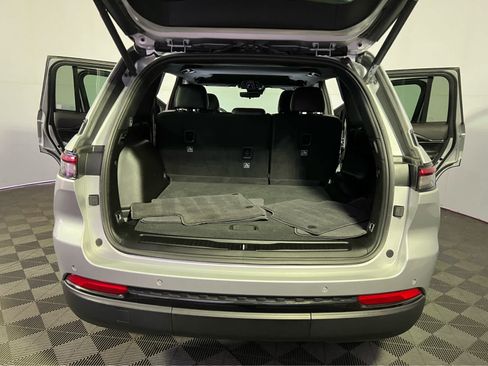 Used 2025 Jeep Grand Cherokee Altitude AWD/4WD image 27