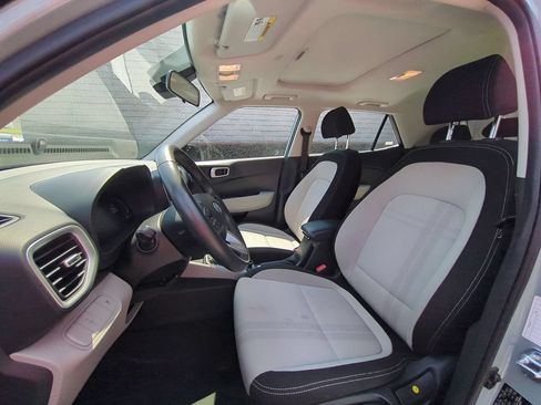 Used 2025 Hyundai Venue SEL FWD image 24