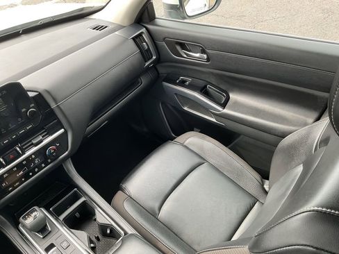 Used 2023 Nissan Pathfinder SL AWD/4WD image 17