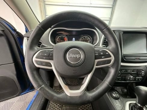 Used 2017 Jeep Cherokee Trailhawk AWD/4WD image 6