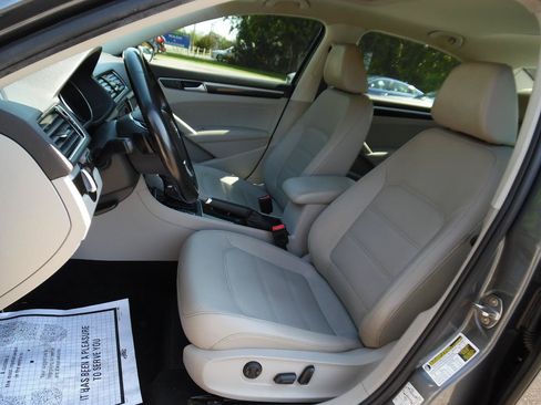 Used 2019 Volkswagen Passat 2.0T SE R-Line FWD image 11
