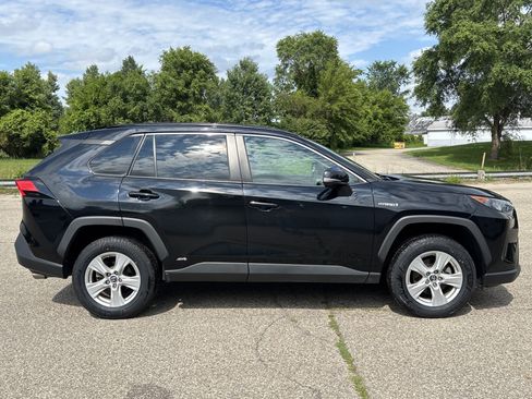 Used 2019 Toyota RAV4 LE AWD/4WD image 2