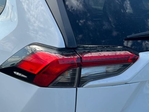 Used 2021 Toyota RAV4 LE AWD/4WD image 20