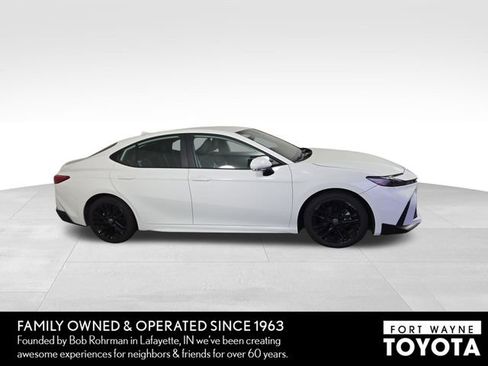 Used 2025 Toyota Camry SE FWD image 5