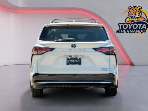 Used 2022 Toyota Sienna Limited FWD image 6