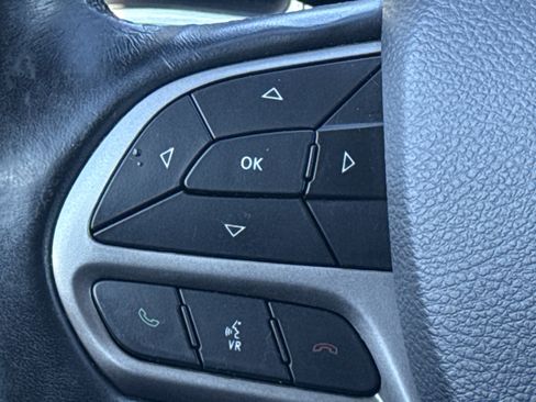 Used 2019 Jeep Cherokee Latitude Plus w/ Cold Weather Group image 18