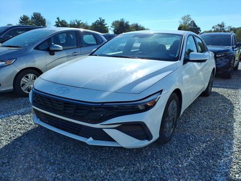 Used 2024 Hyundai Elantra SEL FWD image 3
