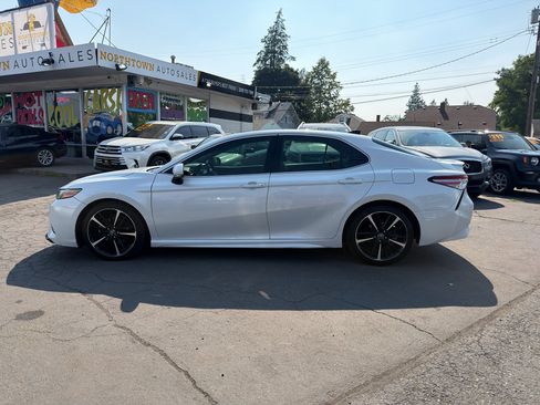 Used 2018 Toyota Camry XSE FWD image 3