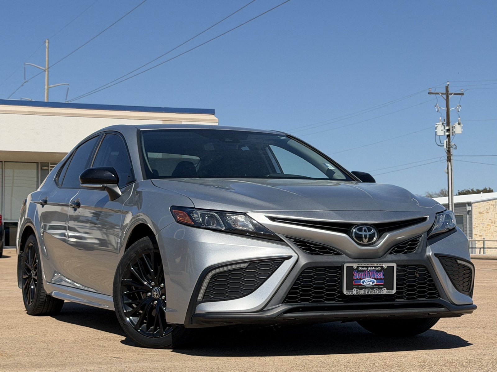 Used 2022 Toyota Camry SE FWD image 2