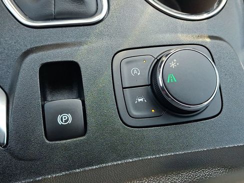 Used 2023 Chevrolet Traverse LT FWD image 29
