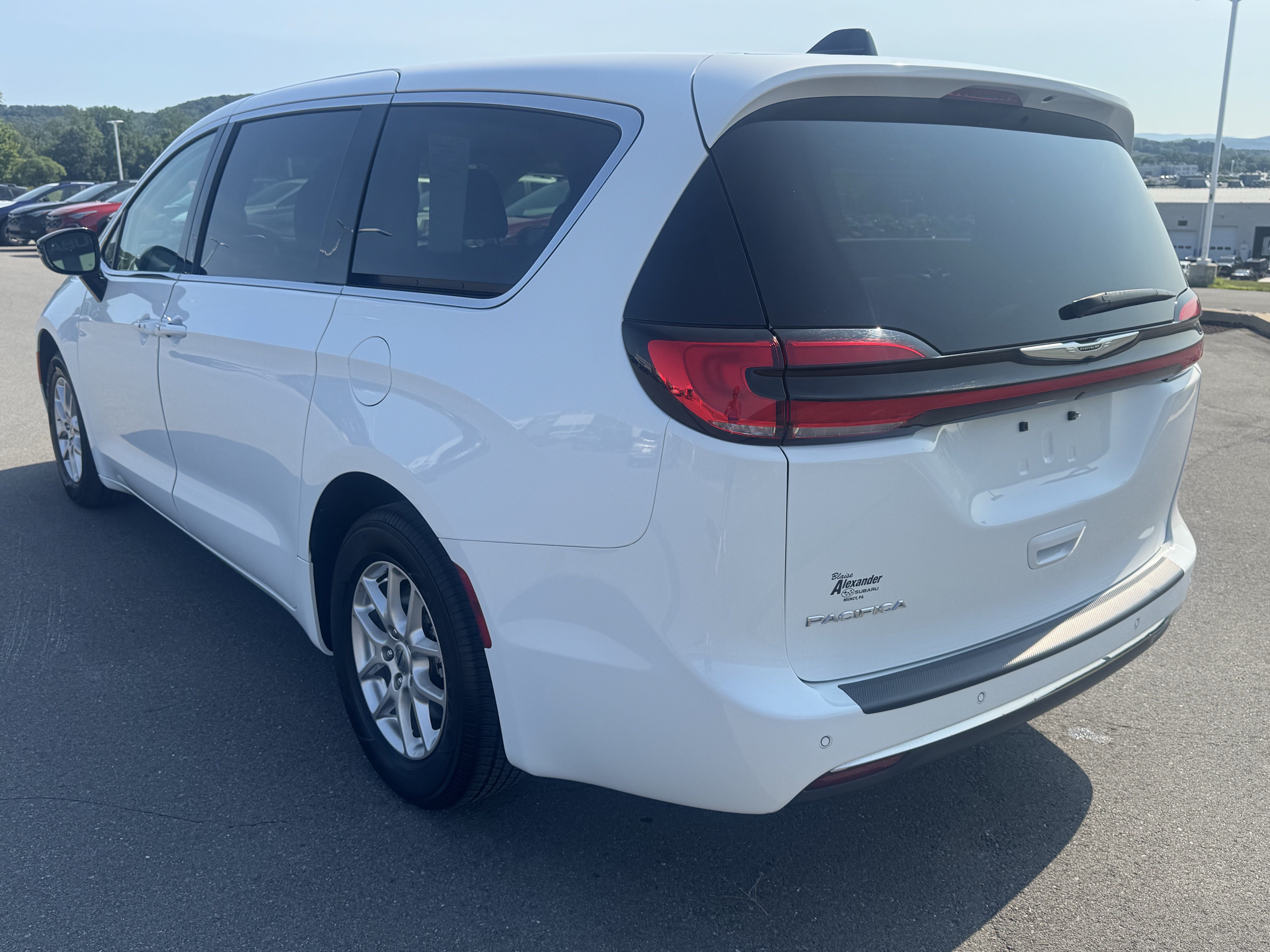 Used 2024 Chrysler Pacifica Touring-L FWD image 6